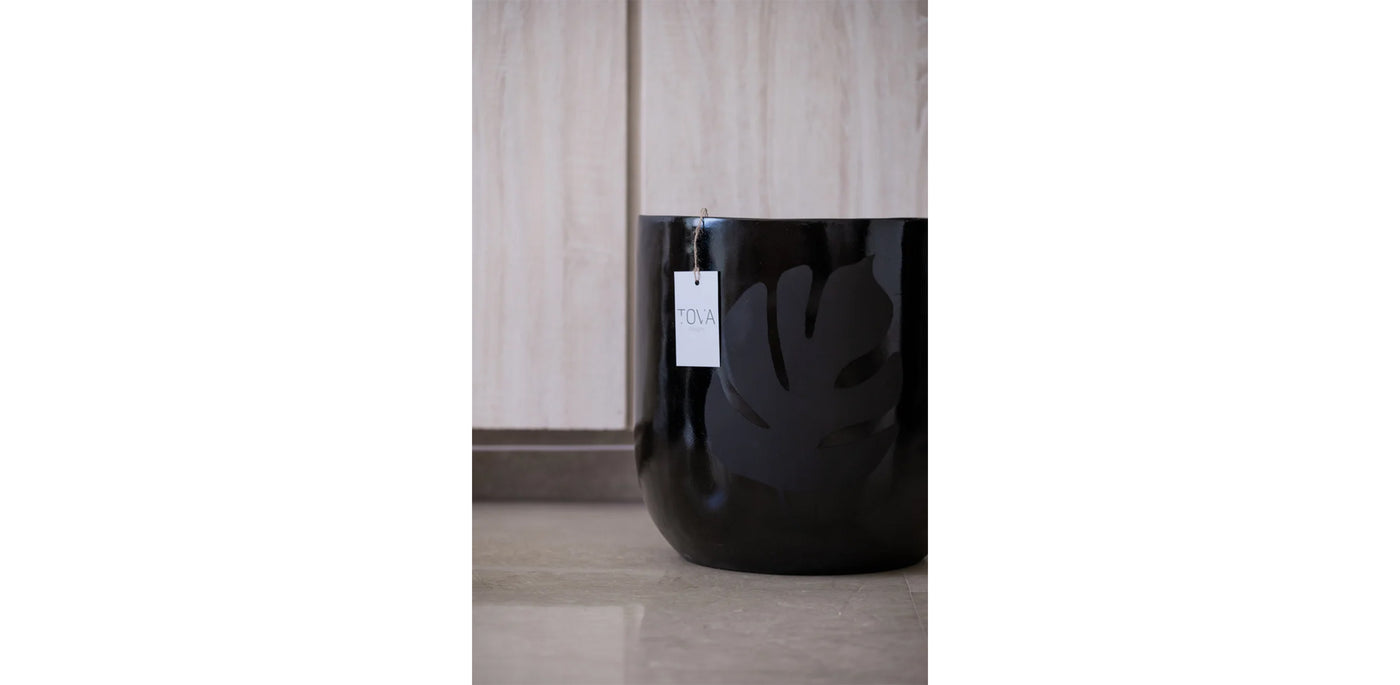 Black Leaf Pot